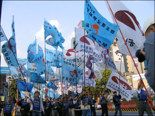 국립대 법인화 저지를 위해 거리로 나선 대학노동자들.... 기수단이 각 깃발을 앞세우며 거리행진을 하고 있다, 